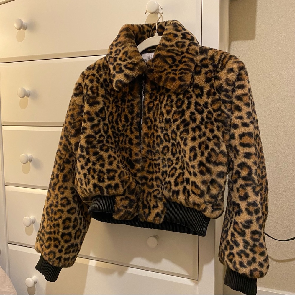 URBAN OUTFITTERS Leopard Faux Fur Cropped Bomber Jacket - NWOT